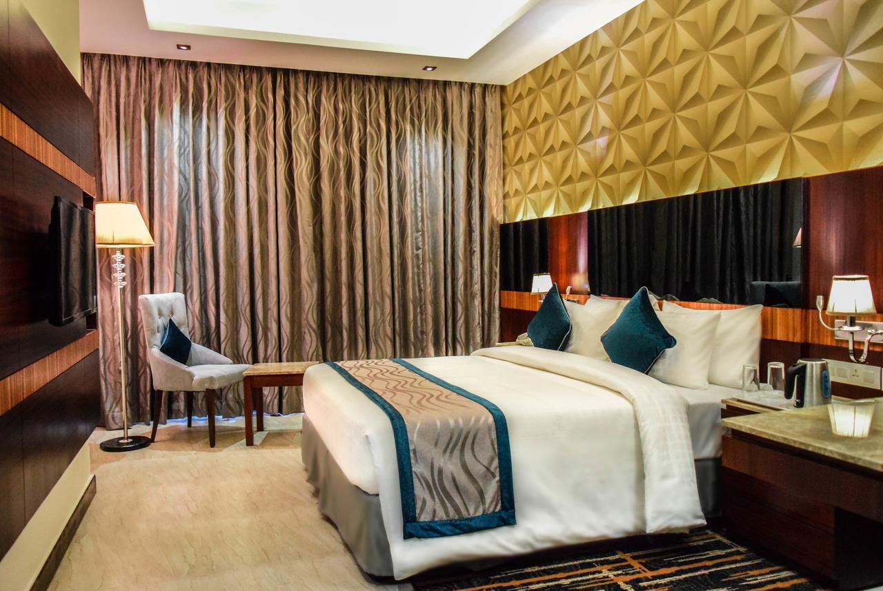 อาร์จี รอยัล โฮเต็ล แอนด์ คอนเวนชั่น เซ็นเตอร์ Hotel บังกาลอร์ ภายนอก รูปภาพ