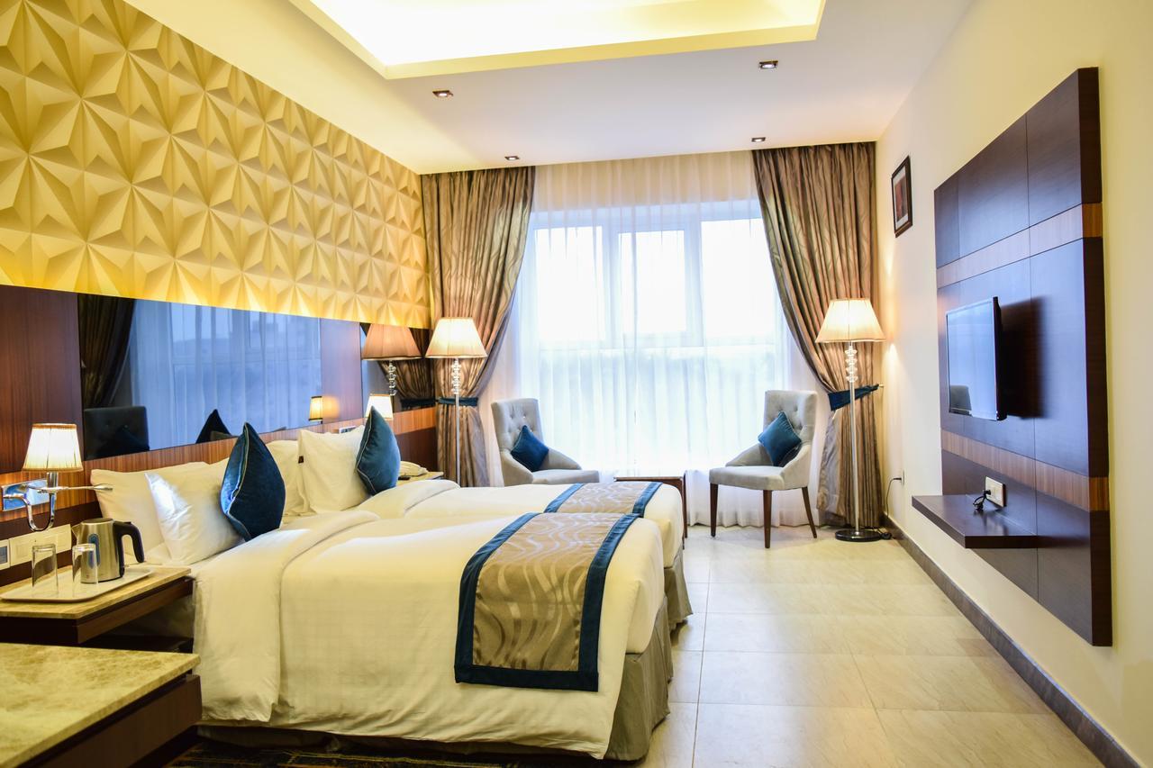 อาร์จี รอยัล โฮเต็ล แอนด์ คอนเวนชั่น เซ็นเตอร์ Hotel บังกาลอร์ ภายนอก รูปภาพ